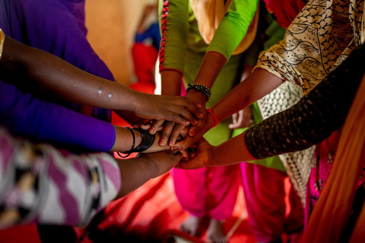 Unas niñas representan una obra de teatro en una clase de habilidades para la vida impartida por la Sociedad de Concienciación de la Mujer Janaki en la región de Terai, Nepal.